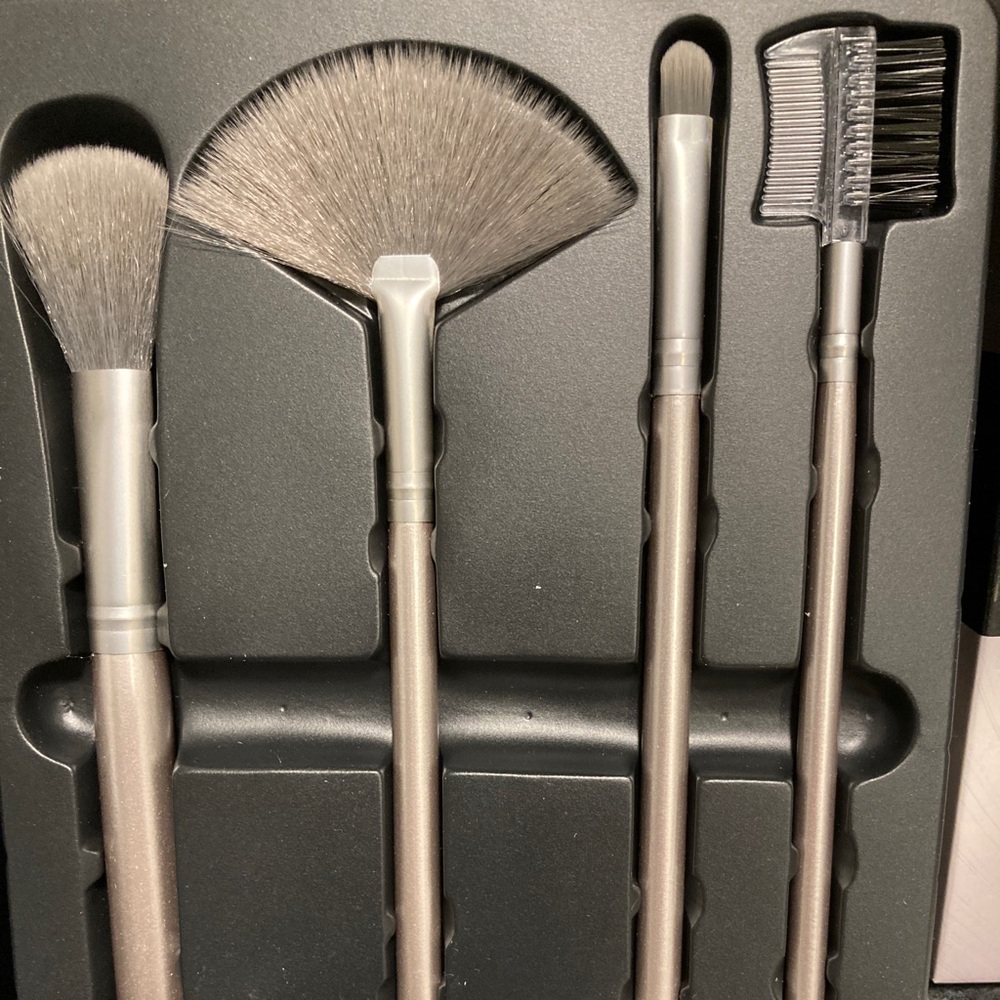 Pivotal Makeup Brush and Saie puffs